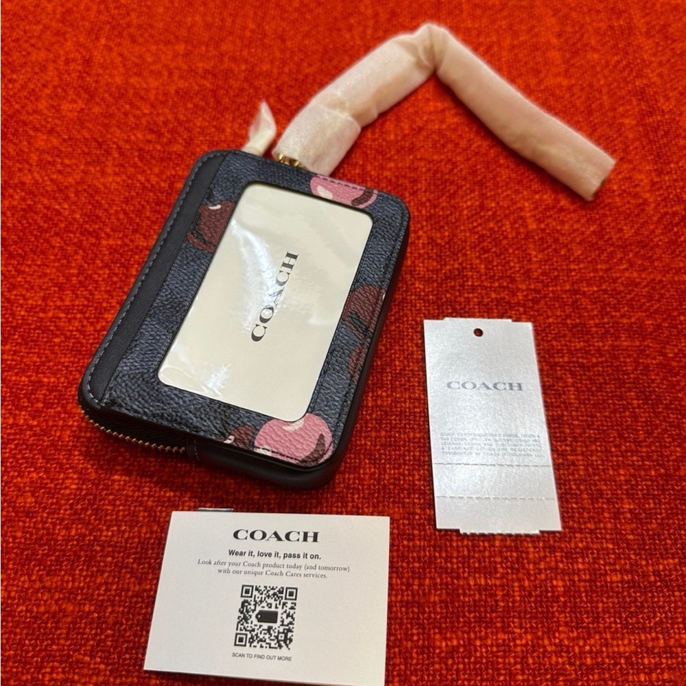 ❤️❤️❤️NEW Coach zip card case with cherry print/Gold hardware ❤️❤️❤️ - Picture 9 of 12